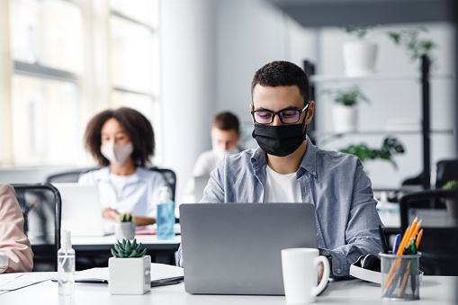 Trabalho remoto com mascaras