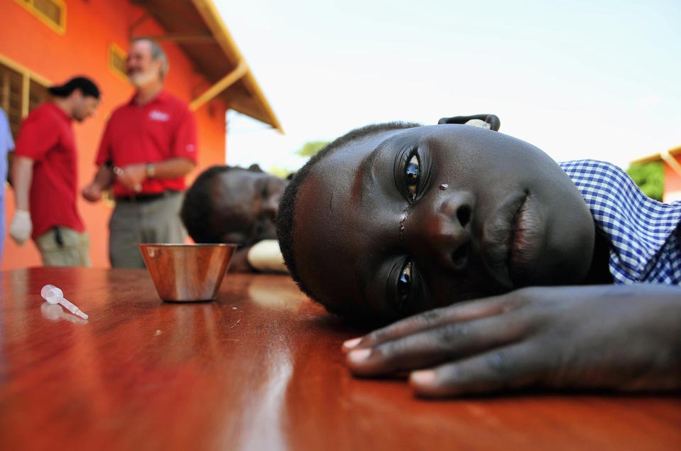 crianca uganda sofrimento