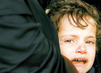 Guerra-Menina_Palestina_chora_no_funeral_do_irmo-050108