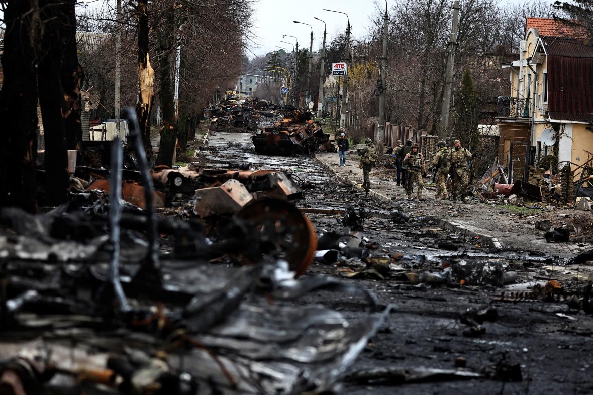 Rua em Busha arredores de Kiev apos destruicao 4 abr 2022